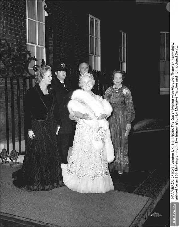 La reine mère avec Margaret Thatcher lors de ses 80 ans, en 1980
