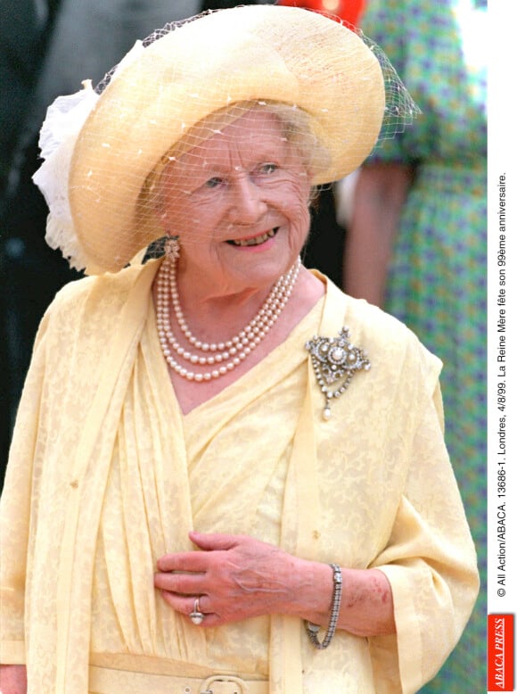 La reine mère Elizabeth lors de son 99e anniversaire en 1999
