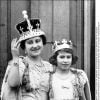 La reine mère Elizabeth et sa fille la princesse Elizabeth (future reine Elizabeth II) en 1937