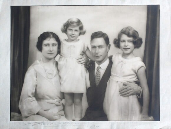 La reine mère Elizabeth et le roi George VI au début des années 1930 avec leurs filles les princesses Margaret et Elizabeth.