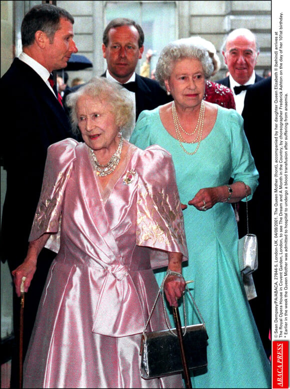 La reine mère et sa fille la reine Elizabeth II à l'Opéra de Londres le 4 août 2001, lors du 101e anniversaire de la Queen Mum.