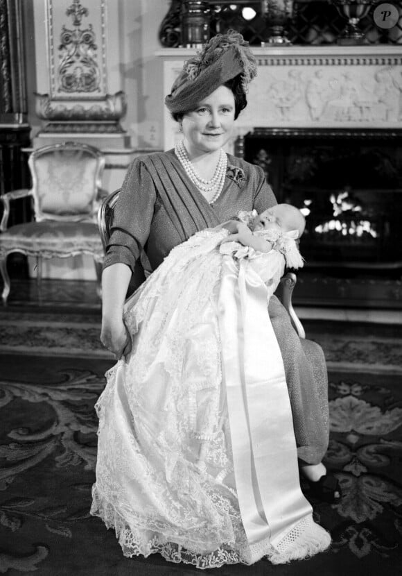La reine mère Elizabeth avec son petit-fils le prince Charles lors de son baptême à Buckingham