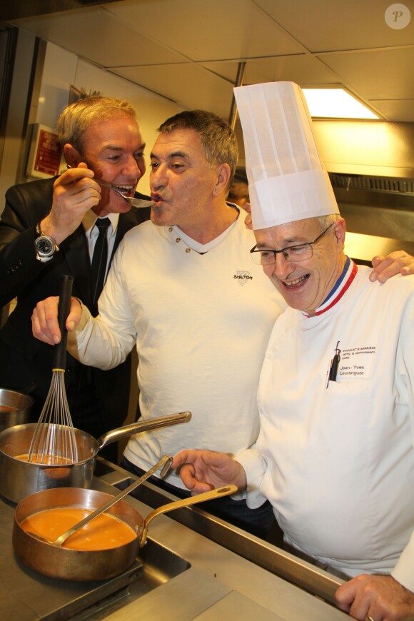 Exclusif -Tony Gomes ( Ambassadeur du Fouquet's), Jean Marie Bigard et Jean Yves Leuranguer ( Le chef du Fouquet's Paris) au restaurant le Fouquet's à Paris Le 26 décembre 2014.
