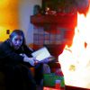 Sophia Bush a publié sur instagram le 27 décembre 2014, les photos de son dernier Noël au cours duquel un terrible drame aurait pu se produire puisqu'un de ses cadeau à pris feu alors qu'elle était juste à côté !