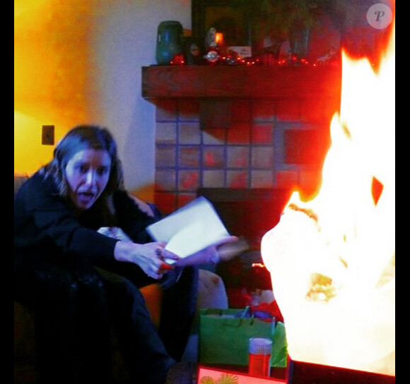 Sophia Bush a publié sur instagram le 27 décembre 2014, les photos de son dernier Noël au cours duquel un terrible drame aurait pu se produire puisqu'un de ses cadeau à pris feu alors qu'elle était juste à côté !