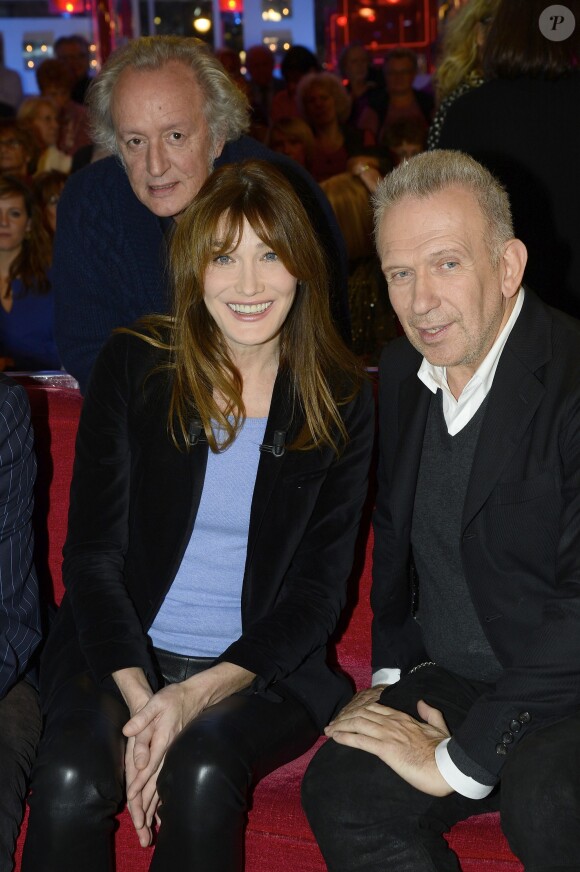 Didier Barbelivien, Carla Bruni et Jean Paul Gaultier lors de l'enregistrement de l'émission "Vivement Dimanche" à Paris le 10 décembre 2014. L'émission a été diffusée le 14 décembre 2014.