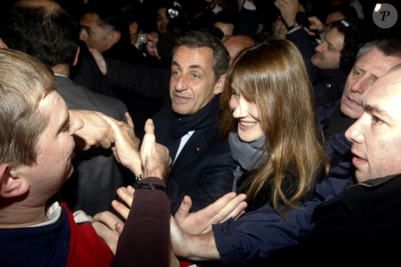 Nicolas Sarkozy et sa femme Carla Bruni arrivent au QG de campagne après l'annonce de la victoire à la présidence de l'UMP. Le 29 novembre 2014.