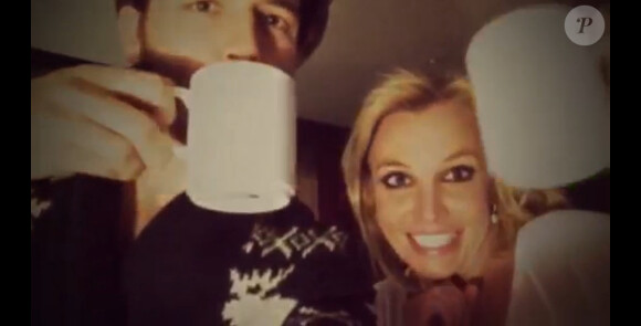 Britney Spears trinque au chocolat chaud pour le nouvel an avec son chéri Charlie Ebersol, le 31 décembre 2014.