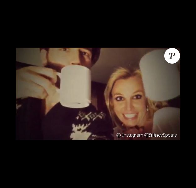 Britney Spears trinque au chocolat chaud pour le nouvel an avec son chéri Charlie Ebersol, le 31 décembre 2014.