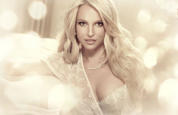 Britney Spears prend la pose en tenue sexy, pour sa ligne de lingerie "The Intimate Britney Spears", en novembre 2014.