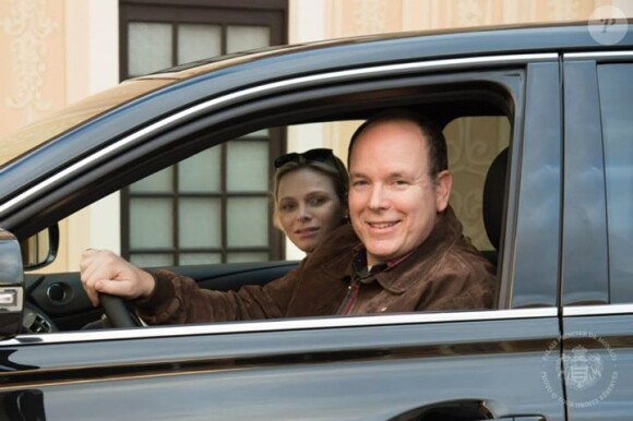 La princesse Charlene de Monaco, conduite par le prince Albert, rentre au palais avec les jumeaux Gabriella et Jacques, nés le 10 décembre 2014