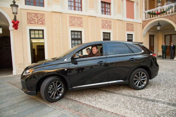La princesse Charlene de Monaco, conduite par le prince Albert, rentre au palais avec les jumeaux Gabriella et Jacques, nés le 10 décembre 2014
