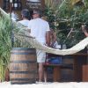 George Clooney, sa femme Amal Alamuddin et leurs amis Cindy Crawford et Rande Gerber profitent de leurs vacances de Noël à Cabo San Lucas, au Mexique, le 26 décembre 2014.