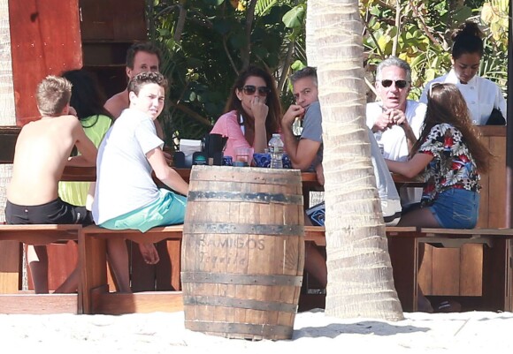 Exclusif - L'acteur George Clooney et sa femme Amal Alamuddin en vacances avec Cindy Crawford et Rande Gerber (accompagnés de leurs enfants) profitent de leurs vacances de Noël à Cabo San Lucas, au Mexique, le 26 décembre 2014.