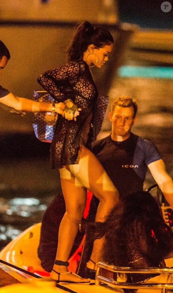 Exclusif - Rihanna, sexy en bikini et transparence, se rend à une soirée sur un yacht à Saint-Barthélémy, le 29 décembre 2014.