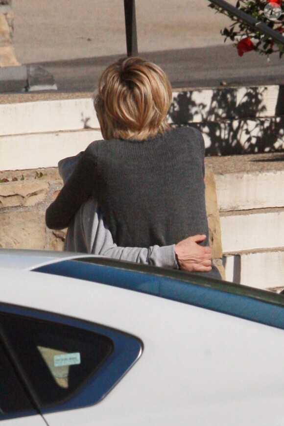 Exclusif - Ellen DeGeneres et sa femme Portia de Rossi se font un câlin à Montecito, le 29 décembre 2014.