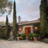 Ellen DeGeneres et sa femme Portia de Rossi ont acheté cette sublime maison située à Montecito en Californie pour 26,5 millions de dollars au printemps 2013.