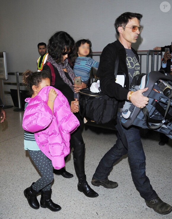 Halle Berry, son mari Olivier Martinez et leur fils Maceo arrivent à l'aéroport de Los Angeles, le 4 janvier 2015. Nahla, la fille de l'actrice, est venue les accueillir à l'aéroport.