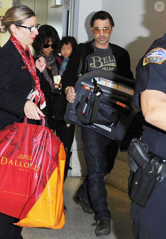 Halle Berry, son mari Olivier Martinez et leur fils Maceo arrivent à l'aéroport de Los Angeles en provenance de Paris, le 4 janvier 2015. 