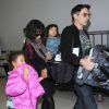 Halle Berry, son mari Olivier Martinez et leur fils Maceo arrivent à l'aéroport de Los Angeles, le 4 janvier 2015. Nahla, la fille de l'actrice restée avec son père à Los Angeles, est venue les accueillir à l'aéroport.