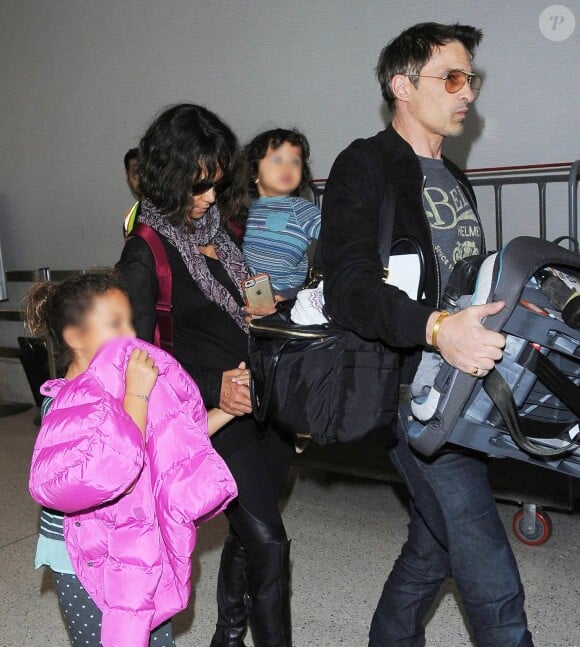 Halle Berry, son mari Olivier Martinez et leur fils Maceo arrivent à l'aéroport de Los Angeles, le 4 janvier 2015. Nahla, la fille de l'actrice restée avec son père à Los Angeles, est venue les accueillir à l'aéroport.