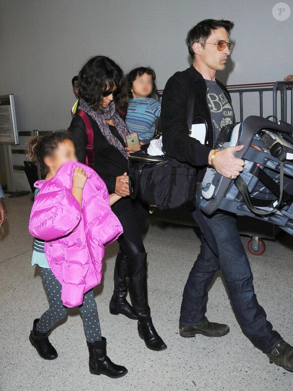 Halle Berry, son mari Olivier Martinez et leur fils Maceo arrivent à l'aéroport de Los Angeles, le 4 janvier 2015. Nahla est venue les accueillir à l'aéroport.