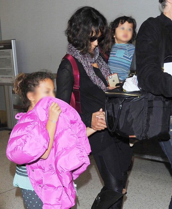 Halle Berry, son mari Olivier Martinez et leur fils Maceo arrivent à l'aéroport de Los Angeles, le 4 janvier 2015. 