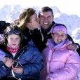  Le prince Andrew, duc d'York, en 2001 en vacances à Verbier avec son ex-femme Sarah Ferguson et leurs filles Eugenie et Beatrice. 