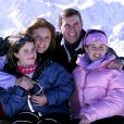  Le prince Andrew, duc d'York, en 2001 en vacances à Verbier avec son ex-femme Sarah Ferguson et leurs filles Eugenie et Beatrice. 