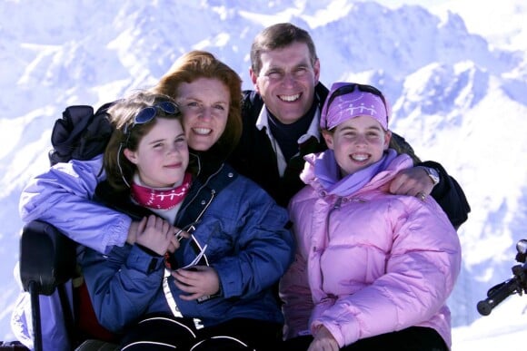 Le prince Andrew, duc d'York, en 2001 en vacances à Verbier avec son ex-femme Sarah Ferguson et leurs filles Eugenie et Beatrice.
