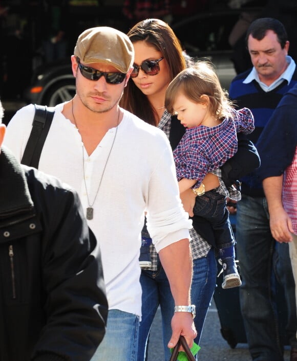 Nick Lachey et Vanessa Minnillo avec leur bébé Camden John à l'aéroport de Los Angeles, le 28 décembre 2013