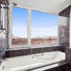 La salle de bain du duplex de Yannick Noah, avec vue imprenable sur Central Park à Manhattan. Son prix, 8 millions d'euros.
