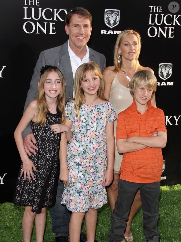 Nicholas Sparks, sa femme Cathy Cote et leurs enfants - Avant-première du film The Lucy One à Hollywood le 16 avril 2012