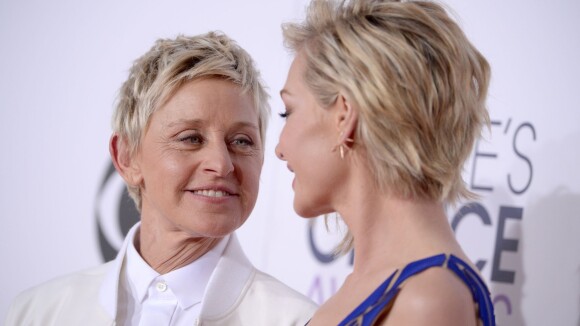 Ellen DeGeneres, pétillante amoureuse au bras de Portia de Rossi très sexy