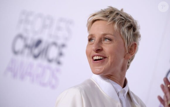 Ellen DeGeneres tout sourire lors des People's Choice Awards au Nokia Theatre LA Live, Los Angeles, le 7 janvier 2015.
 