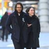 L'actrice Kat Dennings et son compagnon Josh Groban se promènent en amoureux dans les rues de New York. Le 31 décembre 2014 