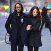 L'actrice Kat Dennings et son compagnon Josh Groban se promènent en amoureux dans les rues de New York. Le 31 décembre 2014  