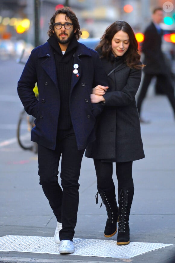 L'actrice Kat Dennings et son compagnon Josh Groban se promènent en amoureux dans les rues de New York. Le 31 décembre 2014  