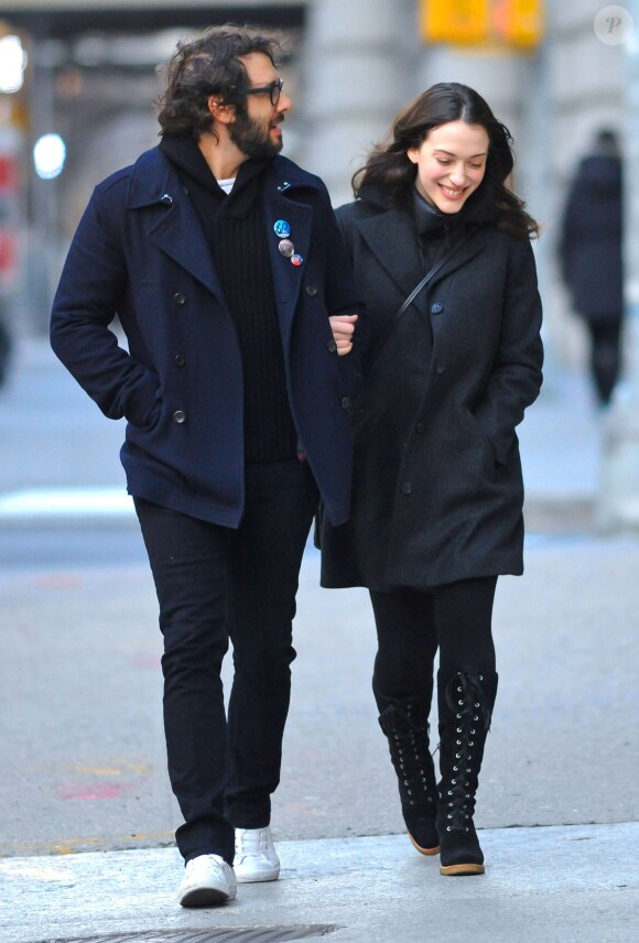L'actrice Kat Dennings et son compagnon Josh Groban se promènent en amoureux dans les rues de New York. Le 31 décembre 2014 
