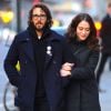 L'actrice Kat Dennings et son compagnon Josh Groban se promènent en amoureux dans les rues de New York. Le 31 décembre 2014 