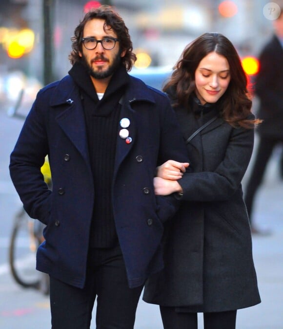 L'actrice Kat Dennings et son compagnon Josh Groban se promènent en amoureux dans les rues de New York. Le 31 décembre 2014 