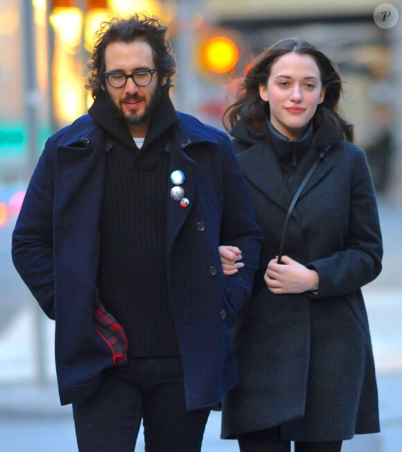 L'actrice Kat Dennings et son amoureux Josh Groban se promènent en amoureux dans les rues de New York. Le 31 décembre 2014 
