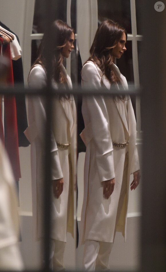 Victoria Beckham tourne une vidéo dans son magasin sur Dover Street dans la quartier de Mayfair à Londres, le 21 novembre 2014.