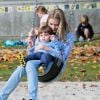 Jaime King et son mari Kyle Newman s'amusent avec leur fils James au Coldwater Canyon Park à Beverly Hills, le 8 janvier 2015.  