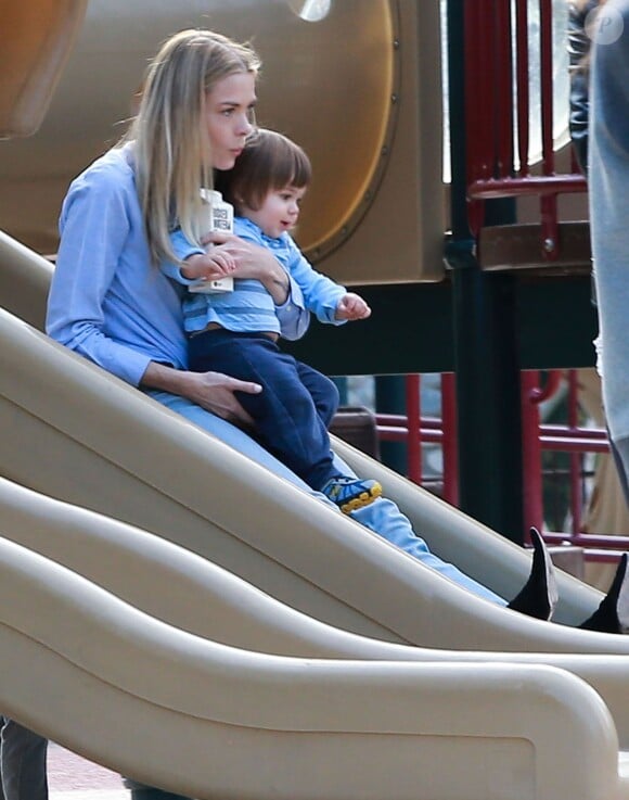 Jaime King et son mari Kyle Newman s'amusent avec leur fils au Coldwater Canyon Park à Beverly Hills, le 8 janvier 2015.  