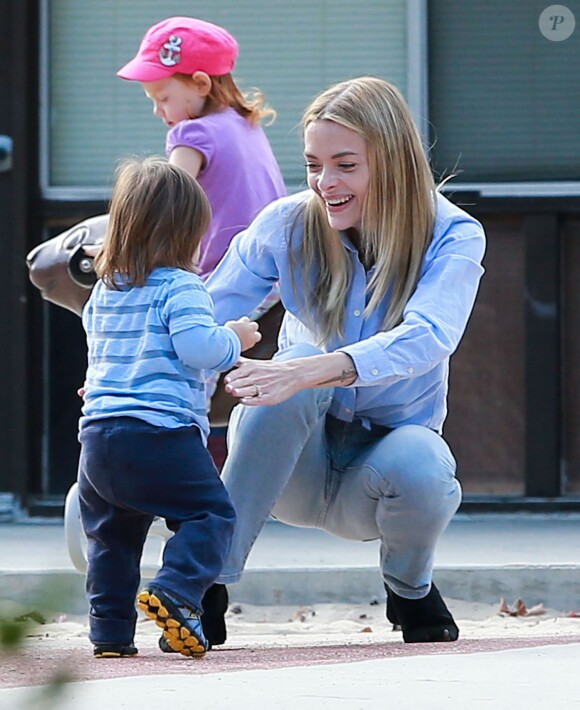 L'actrice Jaime King et son mari Kyle Newman s'amusent avec leur fils James au Coldwater Canyon Park à Beverly Hills, le 8 janvier 2015. 