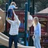 Jaime King et son mari Kyle Newman s'amusent avec leur fils James au Coldwater Canyon Park à Beverly Hills, le 8 janvier 2015.  