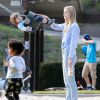 Jaime King et son mari Kyle Newman s'amusent avec leur fils James au Coldwater Canyon Park à Beverly Hills, le 8 janvier 2015. 