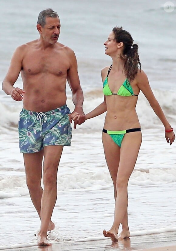 Exclusif - Jeff Goldblum et sa fiancée Emilie Livingston s'amusent sur la plage à Hawaï, le 12 juillet 2014.