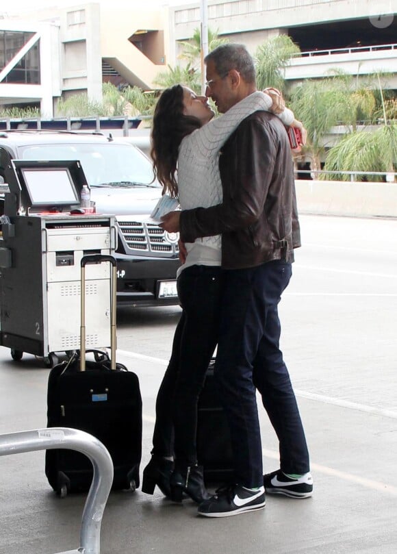 Exclusif - Jeff Goldblum et sa compagne Emilie Livingstone arrivent à l'aéroport LAX de Los Angeles, le 10 juillet 2014.
